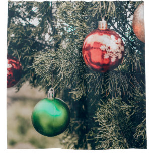 Kleurrijke kerstversiering op een boom. Vi Douchegordijn