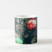 Kleurrijke kerstversiering op een boom. Vi Koffiemok (Center)