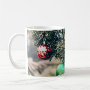 Kleurrijke kerstversiering op een boom. Vi Koffiemok