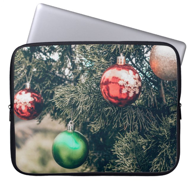 Kleurrijke kerstversiering op een boom. Vi Laptop Sleeve (Voorkant)