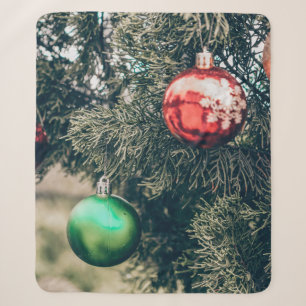 Kleurrijke kerstversiering op een boom. Vi Sherpa Deken