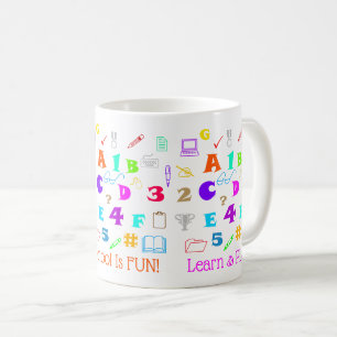 Kleurrijke Kinder schoolbenodigdheden, letters en Koffiemok