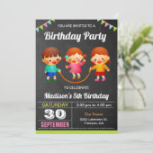 Kleurrijke Kinderen Springtouw Verjaardagsfeestje Kaart (Staand voorkant)