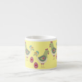 Kleurrijke kip en ei op geel espresso kop (Voorkant)