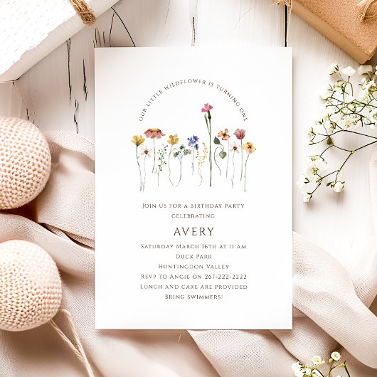 Kleurrijke kleine wilde bloem draaien een verjaard kaart