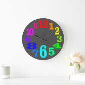 kleurrijke klokgetallen tegen grijze achtergrond grote klok (Huis)