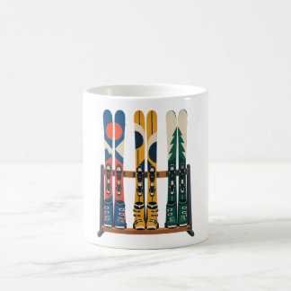 Kleurrijke koffiemok met skihuurrek