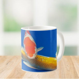 Kleurrijke Koi in Blauwe Vijver Koffiemok