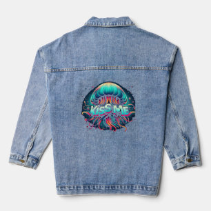 Kleurrijke kwal illustratie met kus me tekst denim jacket