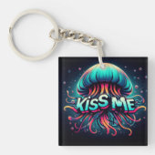 Kleurrijke kwal illustratie met kus me tekst sleutelhanger (voorkant)