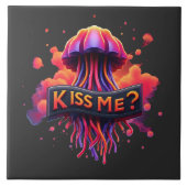 Kleurrijke kwal illustratie met kus me tekst tegeltje (Voorkant)