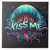 Kleurrijke kwal illustratie met kus me tekst tegeltje (Voorkant)
