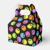 Kleurrijke lachende emoji gezichten op zwart bedankdoosjes (Achterkant)