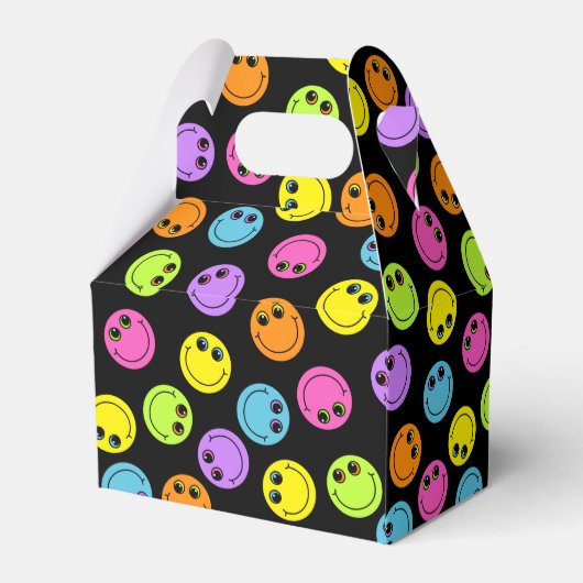 Kleurrijke lachende emoji gezichten op zwart bedankdoosjes (Achterkant)