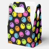 Kleurrijke lachende emoji gezichten op zwart bedankdoosjes (Geopend)