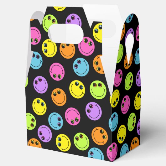 Kleurrijke lachende emoji gezichten op zwart bedankdoosjes (Geopend)