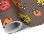 Kleurrijke ladybugs op bruin cadeaupapier (Rol Hoek)