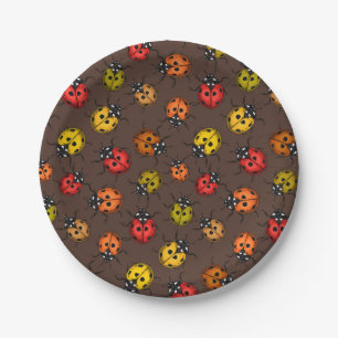Kleurrijke ladybugs op bruin papieren bordje
