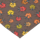 Kleurrijke ladybugs op bruin tafelkleed (Gekanteld)