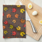 Kleurrijke ladybugs op bruin theedoek (Quarter Fold)