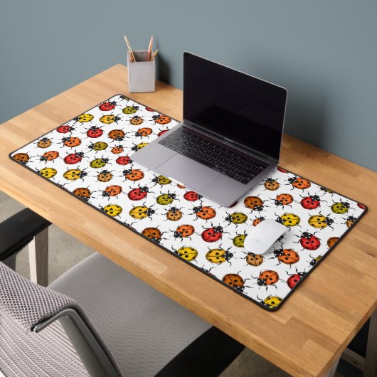 Kleurrijke ladybugs op wit bureaumat (Kantoor 2)