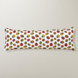 Kleurrijke ladybugs op wit lichaamskussen