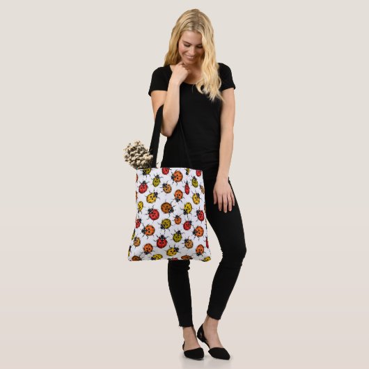 Kleurrijke ladybugs op wit tote bag (Op model)
