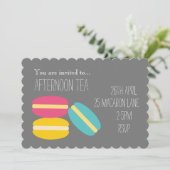 Kleurrijke lekkere macaroon-theepartij kaart (Staand voorkant)