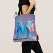 Kleurrijke letter M met vlinders Tote Bag (Dichtbij)