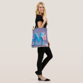 Kleurrijke letter M met vlinders Tote Bag (Op model)