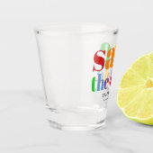 Kleurrijke letters, stippen en strepen homofoto shot glas (Links)