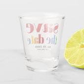 Kleurrijke letters, stippen en strepen rode homofo shot glas (Achterkant)