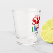 Kleurrijke letters, stippen en strepen rode homofo shot glas (Links)