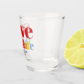 Kleurrijke letters, stippen en strepen rode homofo shot glas (Rechts)