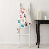 Kleurrijke Leuke Cupcakes Patroon Monogram Sherpa Deken (In situ)