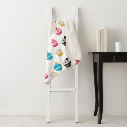 Kleurrijke Leuke Cupcakes Patroon Monogram Sherpa Deken (In situ)