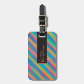 Kleurrijke lichtstralen die in duisternis vallen bagagelabel (Voorkant verticaal)