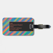 Kleurrijke lichtstralen die in duisternis vallen bagagelabel (Achterkant horizontaal)