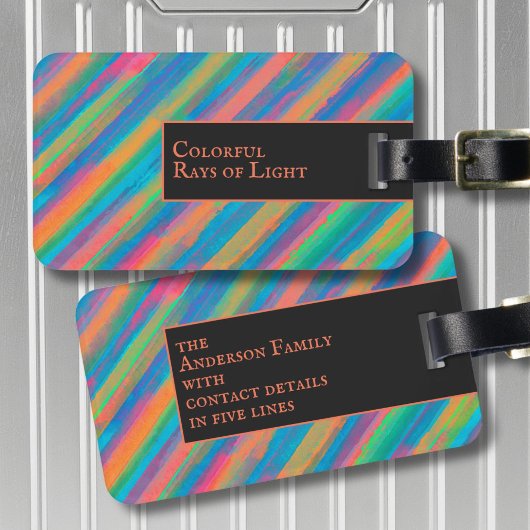 Kleurrijke lichtstralen die in duisternis vallen bagagelabel