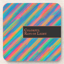 Kleurrijke lichtstralen die in duisternis vallen