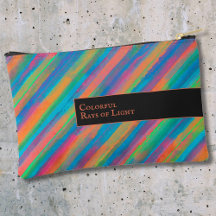 Kleurrijke lichtstralen die in duisternis vallen