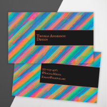 Kleurrijke lichtstralen die in duisternis vallen