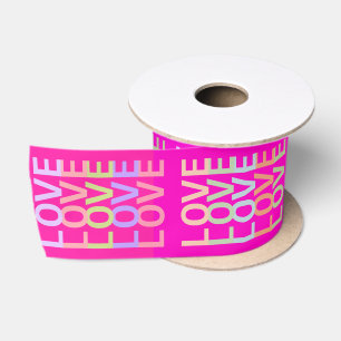 Kleurrijke "LOVE" Typografie op Hot Pink en Red Satijnen Lint