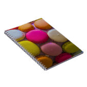 Kleurrijke Macarons Tasty Bked Dessert Notitieboek (Rechterzijde)