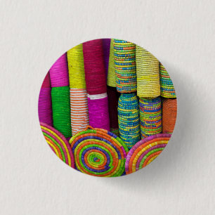 Kleurrijke manden op de markt ronde button 3,2 cm
