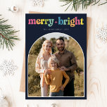Kleurrijke Merry & Bright Arch Xmas Familie Foto Feestdagenkaart<br><div class="desc">Deze charmante kleurrijke Merry & Bright Arch Xmas Family Photo Holiday Kaart is voorzien van een kleurrijke "Merry & Bright" groet in speelse typografie, aangevuld met een klassieke gebogen foto lijst. De gedurfde en vrolijke kleuren creëer een vreugdevol contrast tegen de diepblauwe achtergrond, die de feestelijke sfeer van uw gezin...</div>