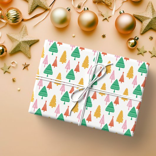 Kleurrijke met de hand getekende kerstbomen cadeaupapier