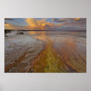 Kleurrijke minerale afzettingen komen uit Black Po Poster