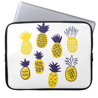 Kleurrijke, minimale abstracte anananassen in de s laptop sleeve