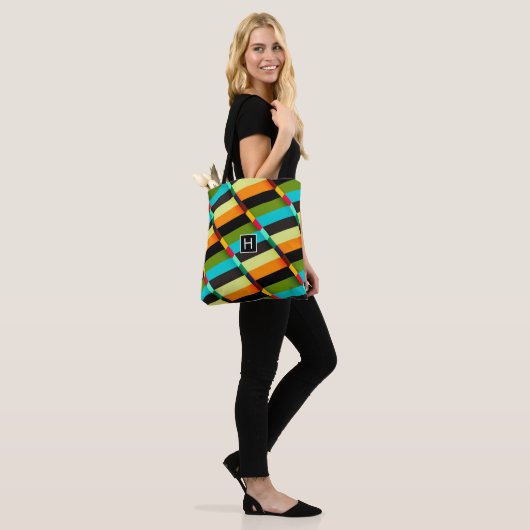 Kleurrijke Moderne Abstracte Strepen & Monogram Tote Bag (Op model)